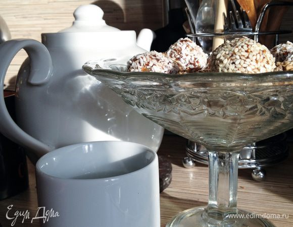 Выложить в красивую посуду и положить в холодильник на час или больше, думаю в следующий раз попробую положить вообще в морозилку на немного. А вообще можно и сразу есть- тоже очень вкусно!