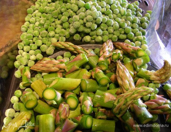 Спаржу режем небольшими кусочками и отвариваем вместе с горошком в кастрюле или в пароварке минут 5-10. Овощи должны стать мягкими, но сохранить свой цвет.
