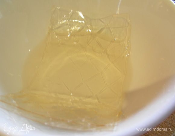 Желатин замачиваем минут на 5 в вине или лимонном соке. Затем в небольшой кастрюльке, медленно его нагреваем до растворения. Не кипятим.