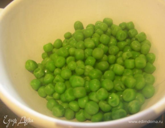 Когда овощи готовы, 6 ст.л. горошка откладываем в сторону и оставляем для подачи. Я его опустила в холодную воду. В рецепте предлагалось залить его 1 ст.л. оливкового масла.
