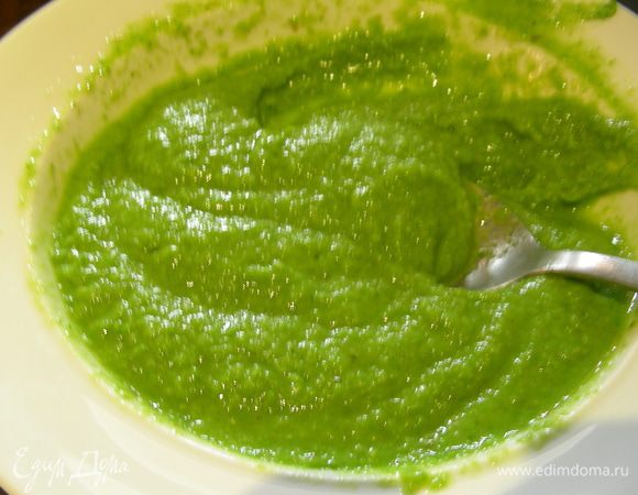 Из остальных овощей делаем пюре. Я его пропустила через сито. Добавляем желатин. Все перемешиваем.

