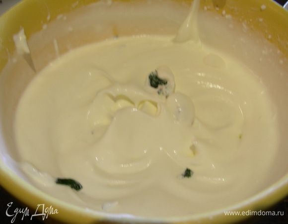 Холодные сливки взбиваем до гладкости с измельченным эстрагоном.
