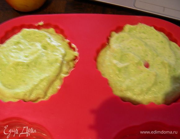 Теперь раскладываем ее по формочкам и убираем в холодильник минимум на 3 часа. Я попробовала формочки для маффинов(у меня мусса хватил на 2): лучше использовать отдельные формочки, так как в моем случае было трудновато мусс вынимать. Можно использовать небольшие стаканчики, положив на дно кружочек пергамента. 
