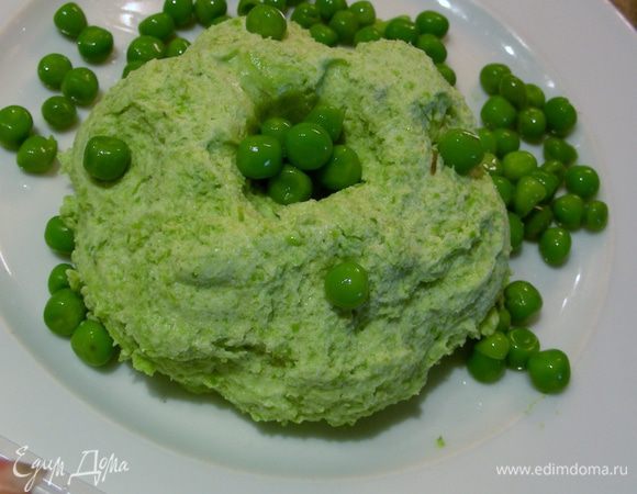 Аккуратно достаем мусс из формочек. Для этого надо пройтись по кругу ножом. Можно их опустить на минуту в горячую воду. Украшаем по вкусу зеленым горошком, веточками эстрагона. Можно взбрызнуть бальзамическим уксусом и оливковым маслом. Приятного аппетита))
