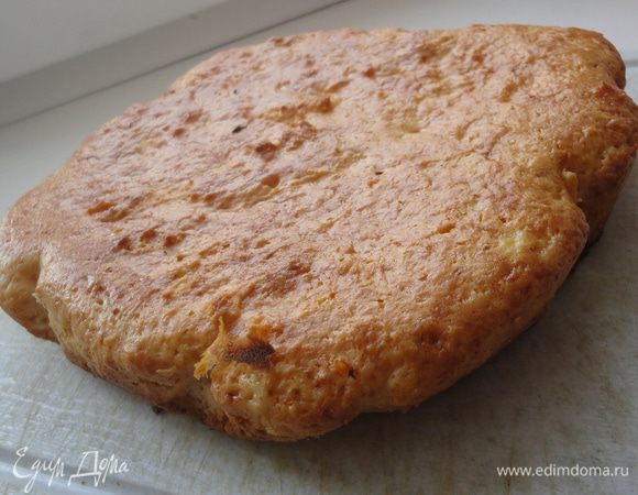 Муку смешать с разрыхлителем. Сметану взбить с растительным маслом и двумя видами сахара, добавить апельсиновый джем. ВВести сухие ингредиенты. Замесить эластичное тесто. Выпекать в духовке при 180 С 30 минут.