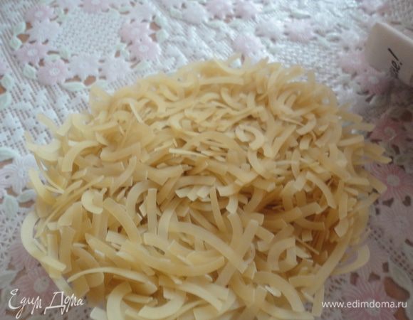 Лапшу отварить в подсоленной воде до полуготовности.