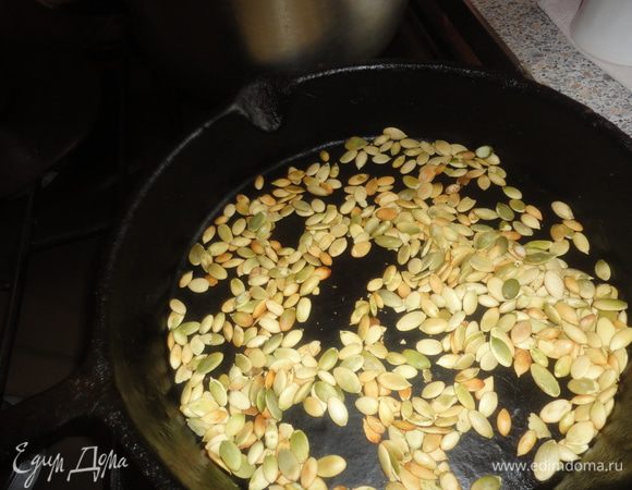 Тыквенные семечки обжарить на сухой сковороде.
