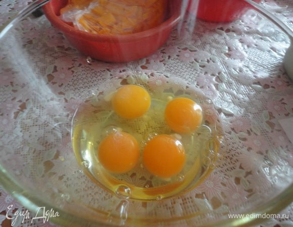 Яйца взбить венчиком.