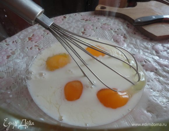 В яйца добавить молоко.