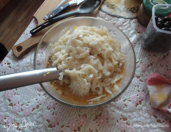 Смешать все подготовленные компоненты:взбитые яйца, тыкву, лапшу,  изюм, половина тыквенных семечек.
Все хорошо перемешать.