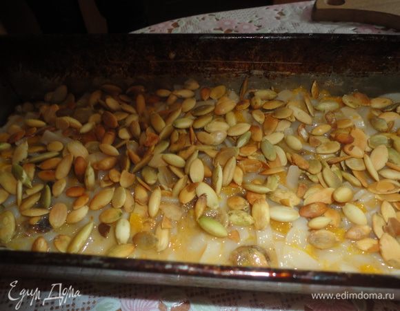 Взять форму для выпечки хлеба, смазатть ее растительным маслом, выложить запеканку. Сверху посыпать тыквенными семечками. 