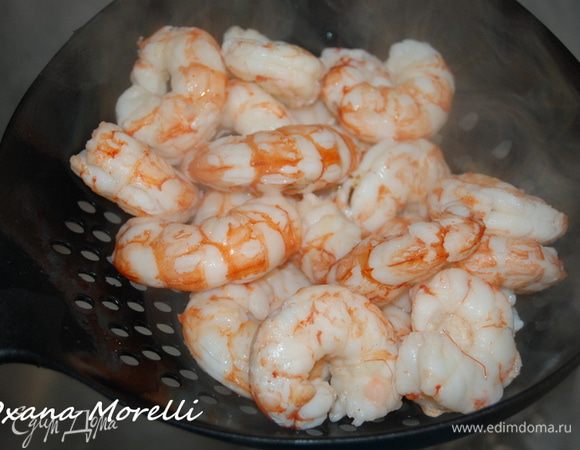 Отварить креветки.