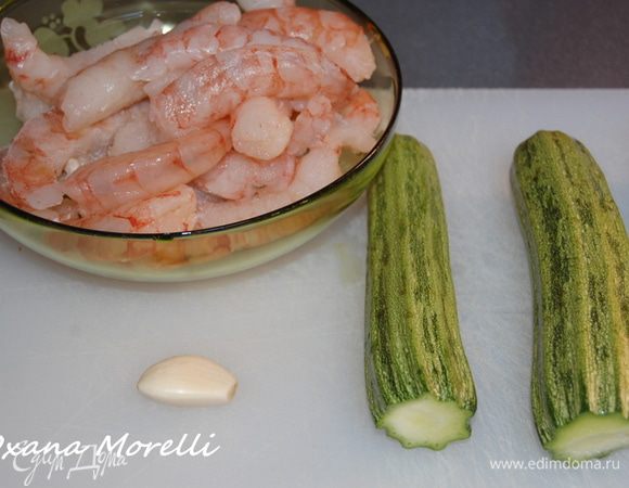 Почистить дольку чеснока.