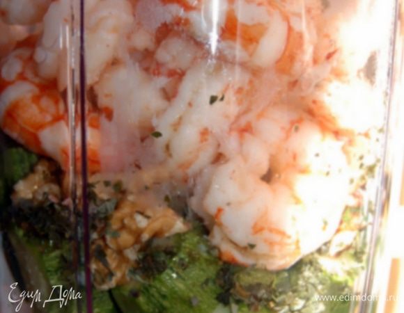 Чеснок,креветки,цукини,грецкие орехи,пармезан,базилик,соль и ложку горячей воды пюрировать в блендере,добавляя оливковое масло,до кремообразного состояния.