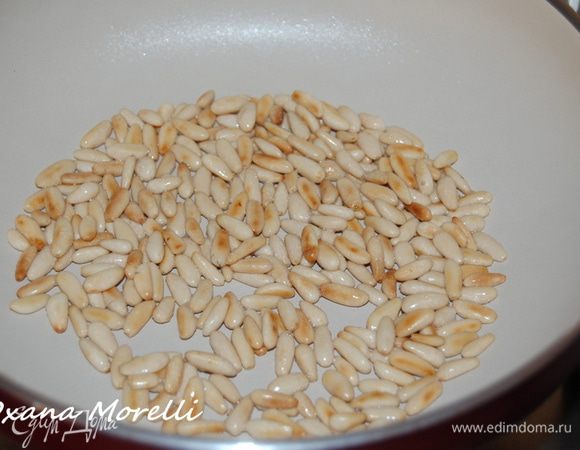 Обжарить кедровые орешки.