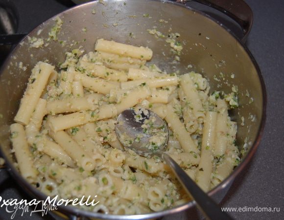 Отварить пасту в большом количестве соленой воды.Слить воду.