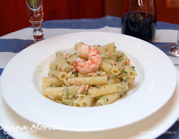 Разложить порционно на тарелки, посыпать кедровыми орешки и пармезаном.