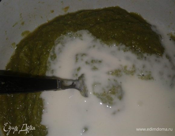 овощи отварить в солёной воде 10 минут,воду слить,измельчить в блендере,добавить яйца,соль,перец, кефир и погашенную в соке лимона соду,при желании можно добавить чеснок.