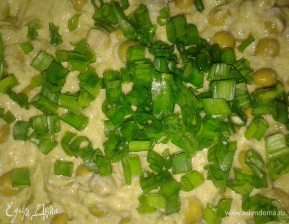 в полученную смесь высыпать горошек и измельчённый зелёный лук