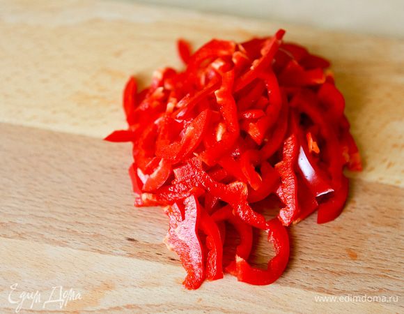 Перец нарежьте тонкими ломтиками.