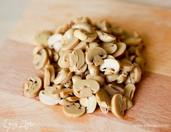 Грибы нарежьте тонкими пластинками.