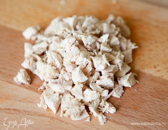 Куриную грудку отварите. Мелко нарежьте.