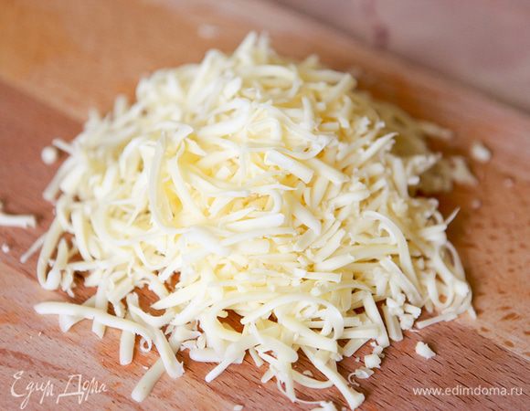 Сыр натрите на терке.