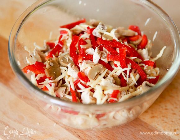 Все ингредиенты смешайте. Заправьте сметаной. Посолите, поперчите.