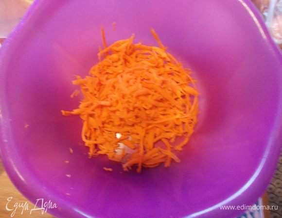 Морковь натереть на терке.