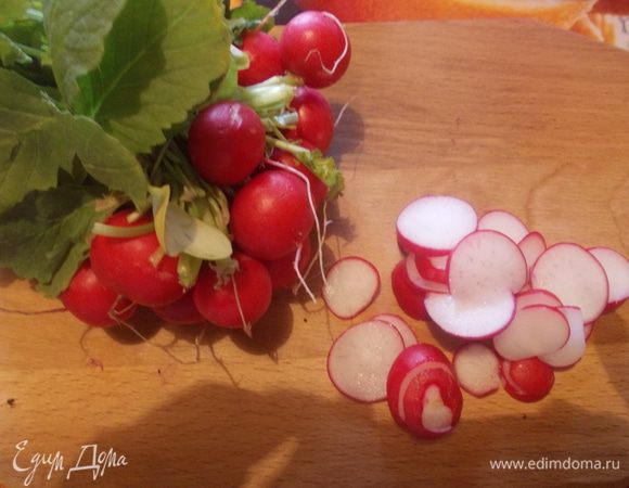 редис нарезать кружочками.