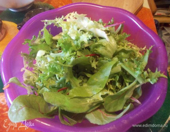 листья салатов промыть и обсушить,крупно порвать.