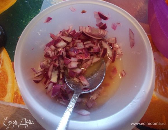 для заправки лук мелко нарезать,соединить с маслом и уксусом,посолить и поперчить