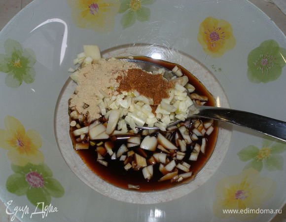 Смешиваем соевый соус, чеснок, имбирь, перец, соль.