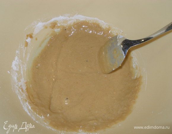 Добавляем яйцо, муку и крахмал. Перемешиваем - маринад-кляр готов.