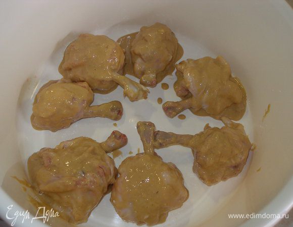 Смазываем lollipops со всех сторон маринадом, закрываем миску пищевой пленкой и оставляем мариноваться на 1 час. при комнатной температуре.