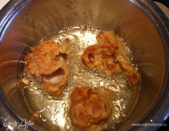 Обжариваем в большом количестве масла в течение 8-10 мин, то есть где-то по 4-5 мин. с каждой стороны. У меня был средний огонь.