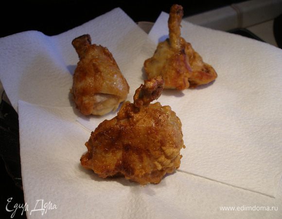 Выкладывать lollipops на салфетку, чтобы "ушел" лишний жир. И все - можно подавать с любимым соусом! А можно и без соуса, - все равно очень вкусно;) 