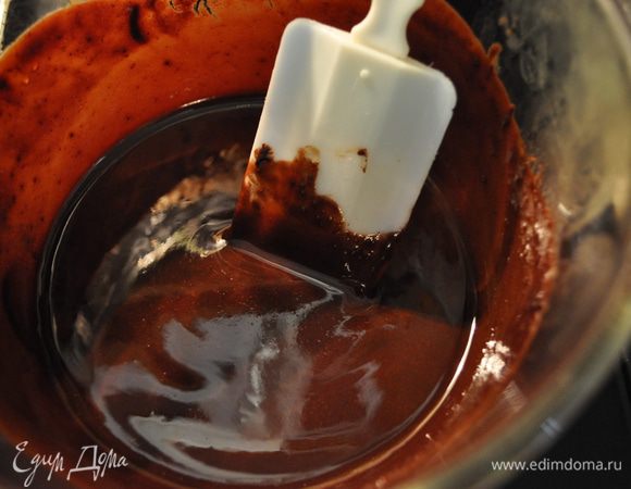 На водяной бане или в микроволновке растопим неслад. шоколад и слив.масло,помешивая, чтоб было без комочков.Дать слегка остыть.