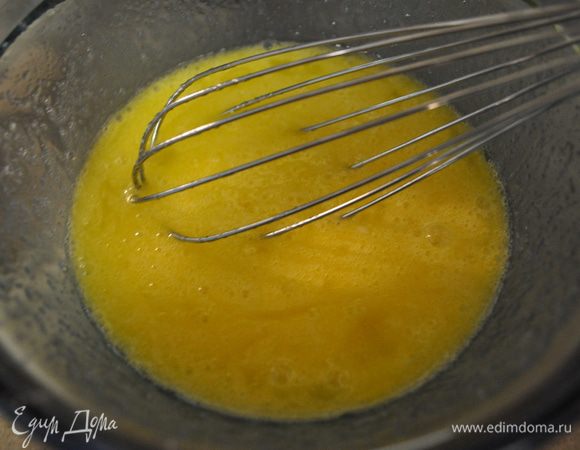 Смешать яйца,ванилин и сахар,в  конце добавить кофе.