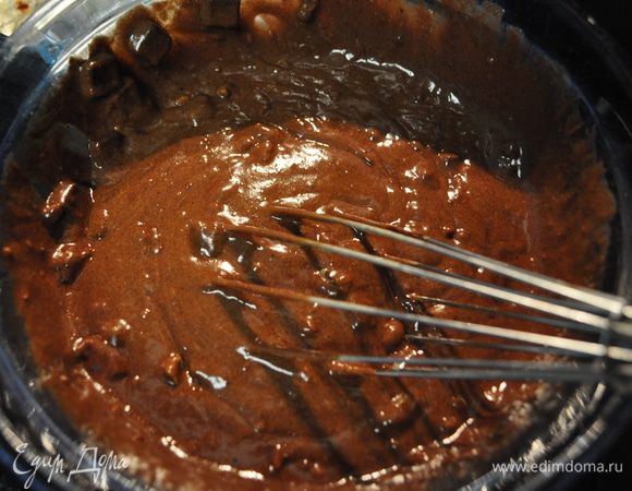 В др.блюде смешать муку,корицу, мускат.орех и соль,добавить шоколадную массу и перемешать слегка.Затем шоколадные чипсы и орехи.Перемешать.