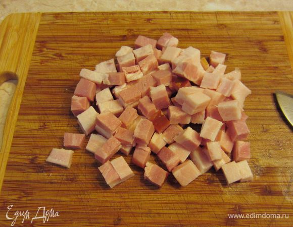 Порежьте грудинку кубиками. Если любите с корочкой - вперед!