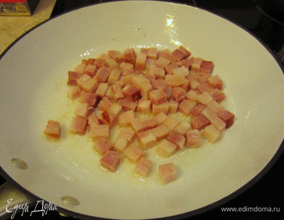 Плесните растительное масло в сковороду и нагрейте ее на небольшом огне. Выложите грудинку в сковороду.