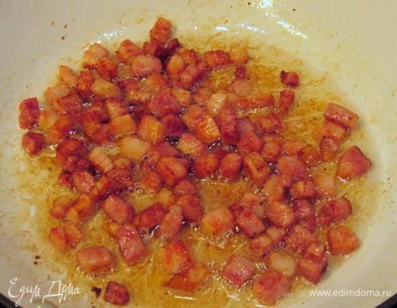 Обжарьте кусочки грудинки до золотистой корочки. Учтите, что грудинка должна быть очень горячей, когда ее будете перекладывать в капусту. Жир пойдет вместе с грудинкой.