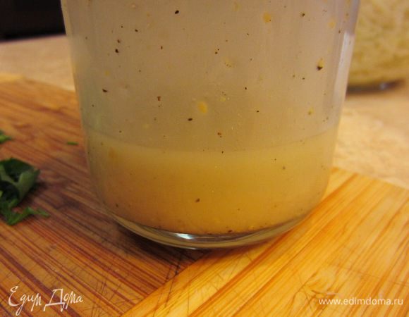 Приготовьте соус Винегрет. Для этого 3 столовые ложки оливкового масла смешайте с двумя столовыми ложками винного уксуса. Добавьте соль, перец и, если хотите, пол чайной ложки дижонской горчицы. Хорошенько взболтайте вилкой или в банке с крышкой. Масла используется меньше, чем положено для соуса Винегрет, т.к. в салате будет еще жир от грудинки.