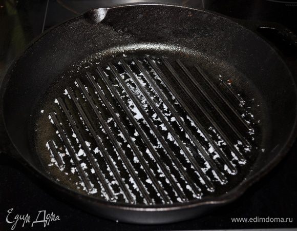 Разогреем духовку до 210гр.Чугунною сковороду или жаростойкую смазать маслом и поставить в сторону. 