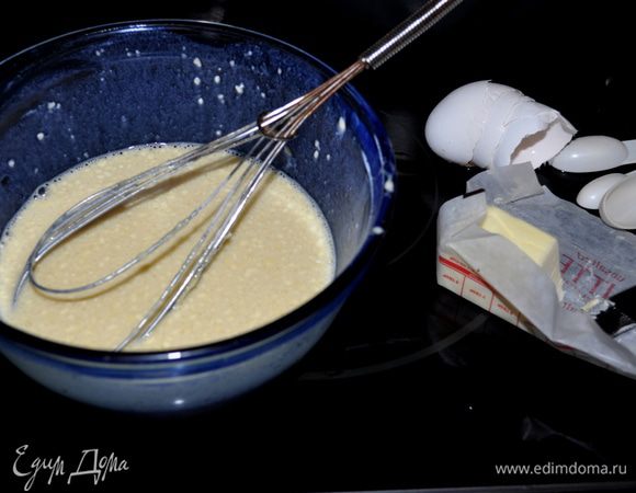 В блендаре или вручную смешать  муку, яйца,молоко,соль,ванилин, сахар.Вылить на сковороду и поставить в духовку на 20мин.