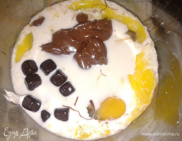  масло/предварительно растопить и остудить/, Нутеллу, яйцо /слегка взбить/, сметану, ваниль и молоко тщательно перемешать