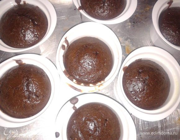 выпекать при температуре 180 гр. 20-25 минут,остудить и украсить тёртым белым шоколадом.