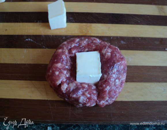 Сливочное масло порезать на брусочки по 10гр, выложить на блюдце и поставить в морозилку на 5-10мин. Высыпать панировочные сухари на тарелку, яйцо взбить в отдельной миске. Из полученного фарша формируем круглые лепешки, на середину укладываем кусочек замороженного масла.