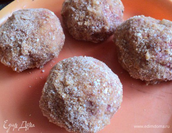 Края котлеты защипать, придав форму шара. Котлету обмакнуть во взбитое яйцо, панировать в яйцах и повторить эту процедуру еще раз.